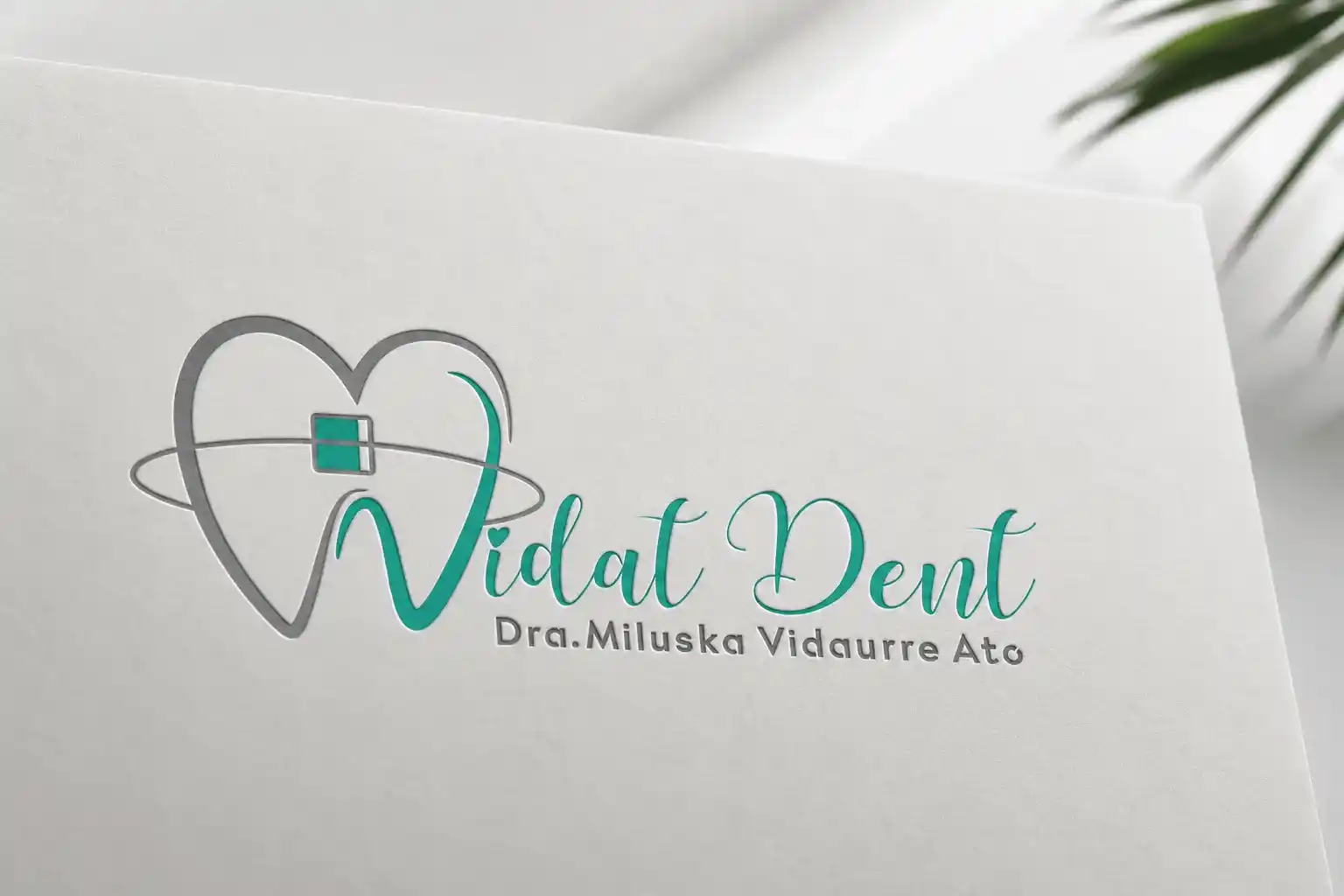 Presentación del logotipo Vidat Dent sobre papel blanco